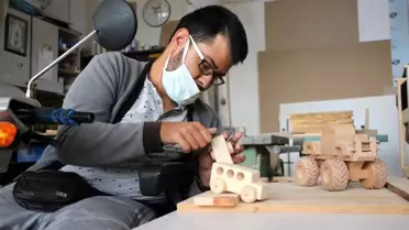 Ekolojik ahşap oyuncak yaparak hayata tutunuyor