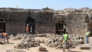DİYARBAKIR KALESİ'NDE MANCINIK AYAKLARI BULUNDU