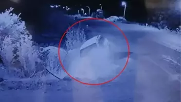 HAFİF TİCARİ ARAÇ ÇUKURA DÜŞÜP TERS DÖNDÜ; O ANLAR KAMERADA