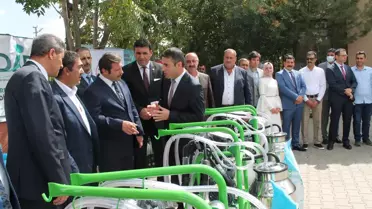 Muş'ta çiftçilere süt sağım makinesi ve yonca tohumu dağıtıldı