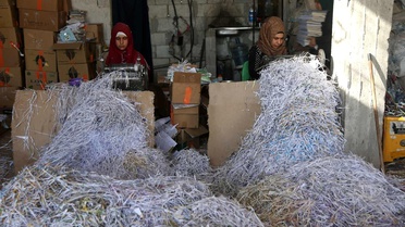 Evlerinden edilen Suriyeli kadınlar, 'ilkel' karton geri dönüşüm fabrikasında çalışıyor