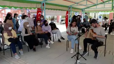 KAMPÜSTE AŞI STANDINI KONSER ALANINA ÇEVİRİP, MÜZİKLE AŞIYA DAVET ETTİLER