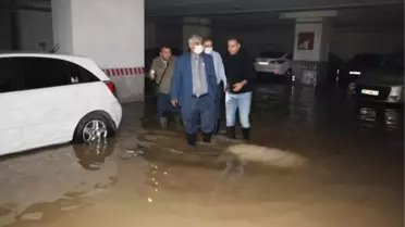 Şebeke hattı patladı, otoparktaki araçlar sular içinde kaldı (2)