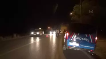 Tur otobüsü ile otomobilin çarpıştığı kazada 2 kişi yaralandı