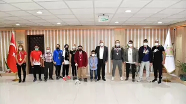 Başkan Başdeğirmen başarılı sporcuları altınla ödüllendirdi