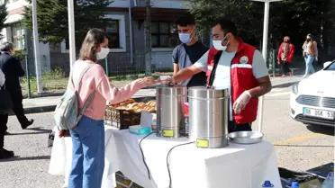 Gölbaşı'nda üniversitelilere çay ve poğaça ikramı