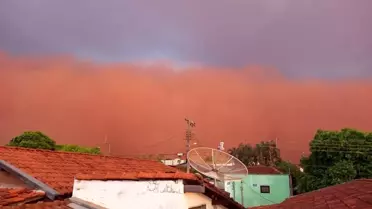 Koca şehir, turuncu bulutların etkisi altında kaldı