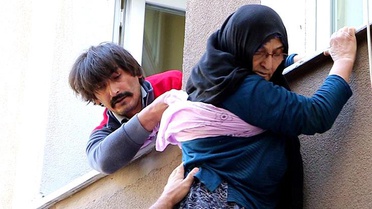 Eve geldiğinde annesini pencereden atlamak üzereyken yakaladı! Yaşlı kadının kurtarılış anı kamerada