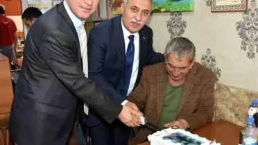 Herkes onu mutlu etmek için bir araya geldi