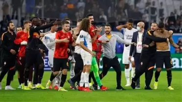 Van Aanholt'tan saha içinde didiştiği Marsilyalı'ya gündem olacak gönderme: Peruğunu çıkaracağım cüce