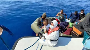 Marmaris açıklarında Yunanistan'ın ittiği 77 göçmen kurtarıldı