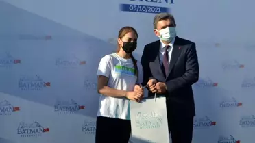 Batman Valisi Hulusi Şahin sporculara malzeme dağıttı