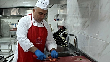 Kızılay ekipleri kapı kapı dolaşarak sıcak yemek dağıtıyor