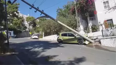 Otomobil beton direğe çarptı: 2 yaralı