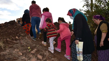Toprakla kapatılan yolda mahalle halkı mağduriyet yaşıyor