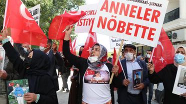 VAN'DA HDP ÖNÜNDEKİ EYLEME KATILAN ANNE: KIZIM KANSER HASTASIYIM, TESLİM OL