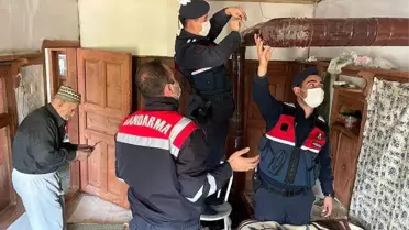 Sobasını kuramayan yaşlı çiftin yardımına jandarma koştu