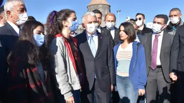 AK Parti Genel Başkanvekili Yıldırım, konservatuar öğrencileriyle türkü söyledi