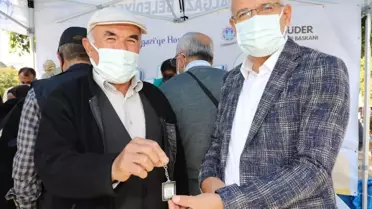 Malatya'da vatandaşlara HES kodunun konulabileceği anahtarlık dağıtıldı