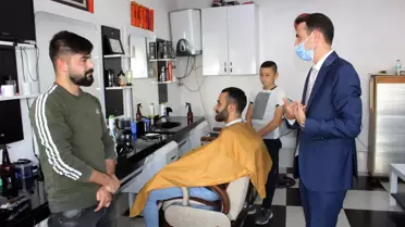 Saraykent Kaymakamı Açıkgöz berber koltuğundaki vatandaşı aşıya ikna etti