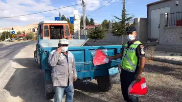 Korkuteli'de jandarma, traktör sürücülerine reflektör dağıttı