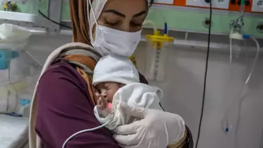 Kovid-19'dan ölen anneden sezaryenle alınan bebeği sağlık çalışanları bağrına bastı