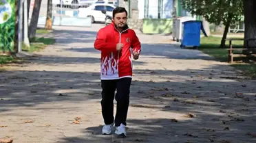 Son dakika haber... Kendisine garip bakanları şampiyonluklarıyla utandırıyor