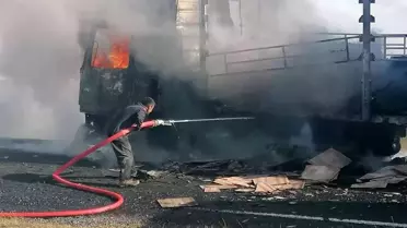 Alev alan TIR dakikalar içerisinde küle döndü