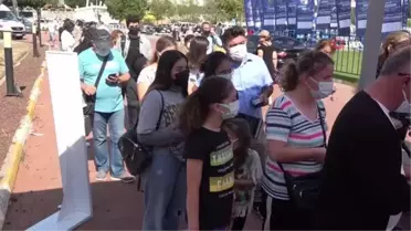 Antalya'da kitap fuarında imza sıraları metrelerce kuyruk oluştu