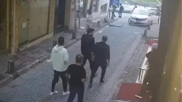 BEYOĞLU'NDA KALDIRIMDA YÜRÜYEN TURİSTLER KAZADAN SANİYELERLE KURTULDU