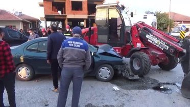 Otomobil ile iş makinesinin çarpışması sonucu 3 kişi yaralandı