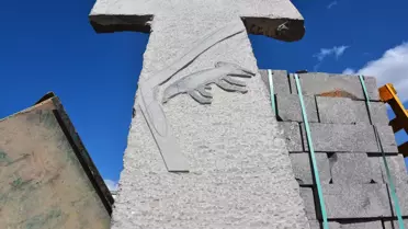 ŞANLIURFA - İki taş ustası, Göbeklitepe'nin sembolü dikili taşın replikasını yaptı