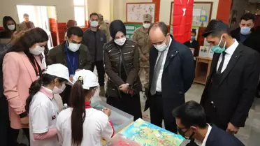 Başkale'deki okullarda 'TÜBİTAK 4006 Bilim Fuarı' açıldı