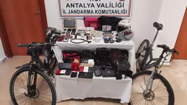 Manavgat'ta bir kişinin omzundaki çantayı çalan zanlı yakalandı