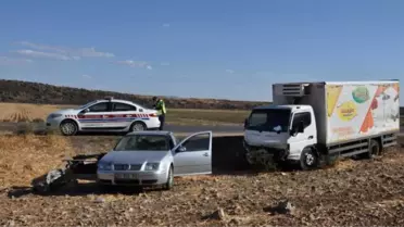 GAZİANTEP'TE OTOMOBİL VE KAMYONET ÇARPIŞTI 2 YARALI