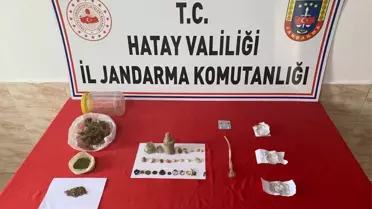 Hatay'da evlerinde tarihi eser, uyuşturucu ve silah bulunan 2 zanlıya gözaltı