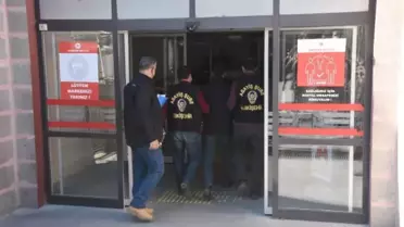 Son dakika haberi... ŞOFÖRÜYLE TARTIŞTIĞI OKUL SERVİSİNE ATEŞ AÇAN ŞÜPHELİ KARGO ARACI ZANNETTİM
