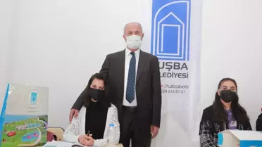 Tuşba Belediye Başkanı Akman'dan üniversiteye hazırlanan öğrencilere kitap yardımı