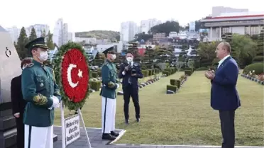 Son dakika haber... Bakan Çavuşoğlu, Güney Kore'de BM Anıt Mezarlığını ziyaret etti