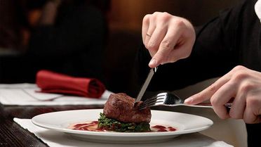 Normal çatal bıçak tarihe karışacak! Bu tahta bıçak çelikten bile 3 kat keskin