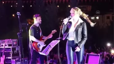 Güliz Ayla ve Mustafa Ceceli konser verdi