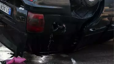 OTOMOBİLİYLE CİPE ÇARPAN SÜRÜCÜ, YAKIT SIZDIRAN ARACIN YANINDA SİGARA İÇTİ