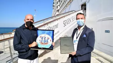 KUŞADASI'NA KRUVAZİYERLE 362 TURİST GELDİ