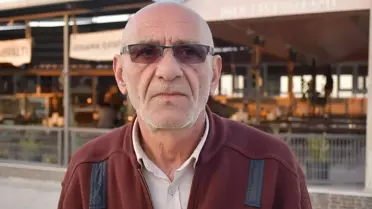 Restoran sahibi, işletmesine gelen tilkileri elleriyle besliyor