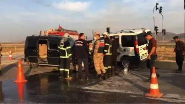 GAZİANTEP'TE, İKİ HAFİF TİCARİ ARACIN ÇARPIŞTIĞI KAZADA 3 KİŞİ YARALANDI