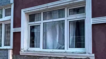 Taciz iddiası sonrası 60 yaşındaki şüphelinin evini taşladılar