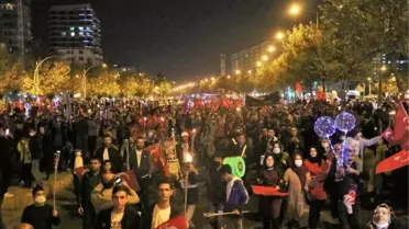 DİYARBAKIR'DA '29 EKİM' COŞKUSU: 160 METRE UZUNLUĞUNDA TÜRK BAYRAĞIYLA FENER ALAYI