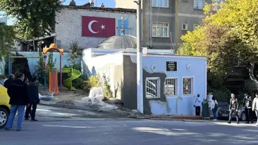 Kamyonun çarptığı türbe duvarı onarıldı
