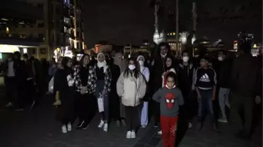 AKM'NİN AÇILIŞINI VATANDAŞLAR TAKSİM MEYDANI'NDA BARKOVİZYONDAN İZLEDİ