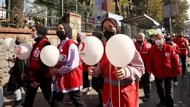 Kızılay Haftası Üsküdar'da yürüyüşle kutlandı